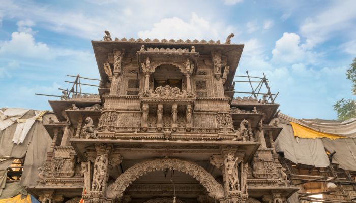 A peaceful view of the Hutheesing Jain Temple in Ahmedabad, showcasing its intricate carvings and stunning architecture.